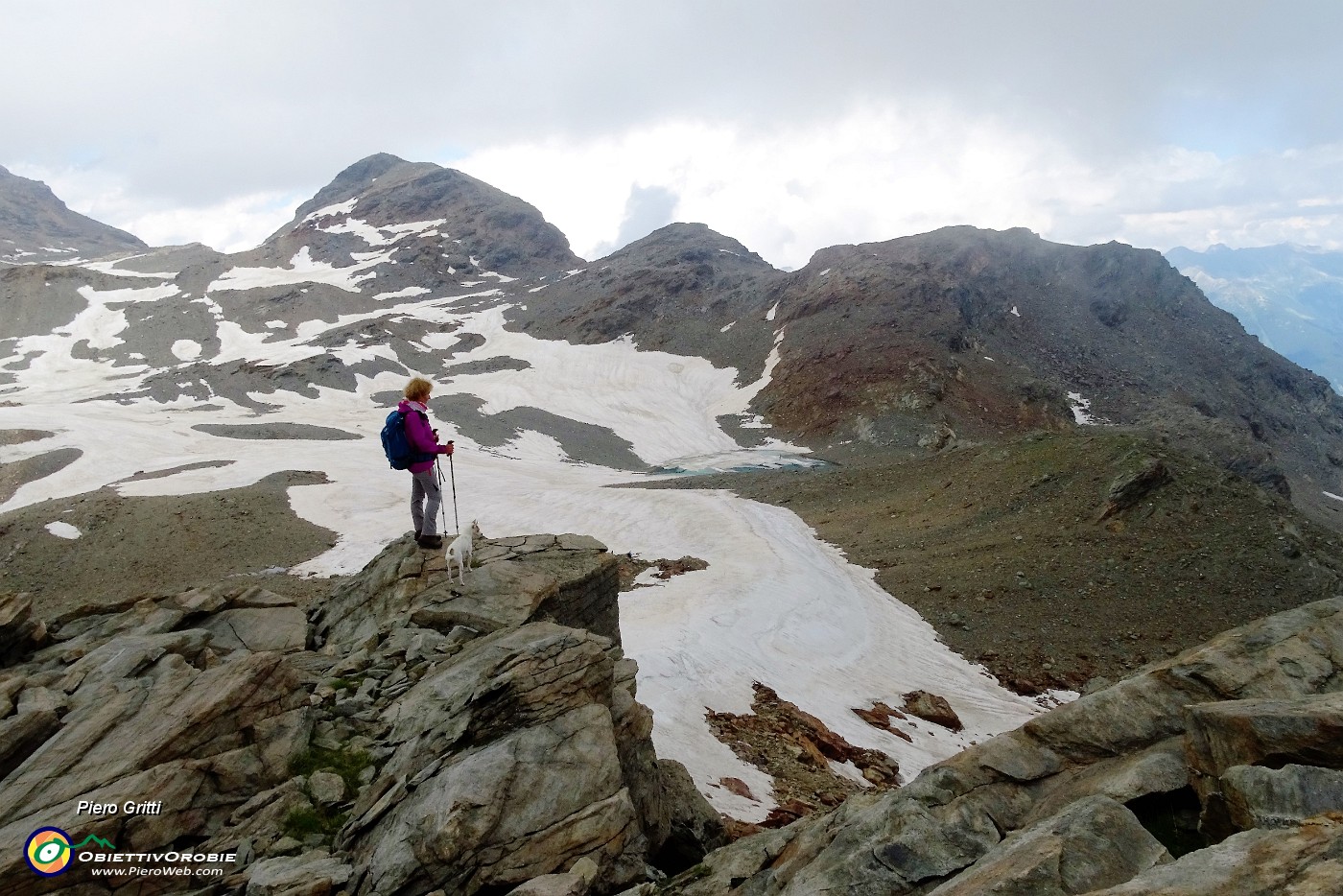 83 Discesa prima per cresta rocciosa poi su nevaio .JPG